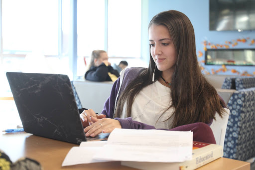 Estudiante con computadora