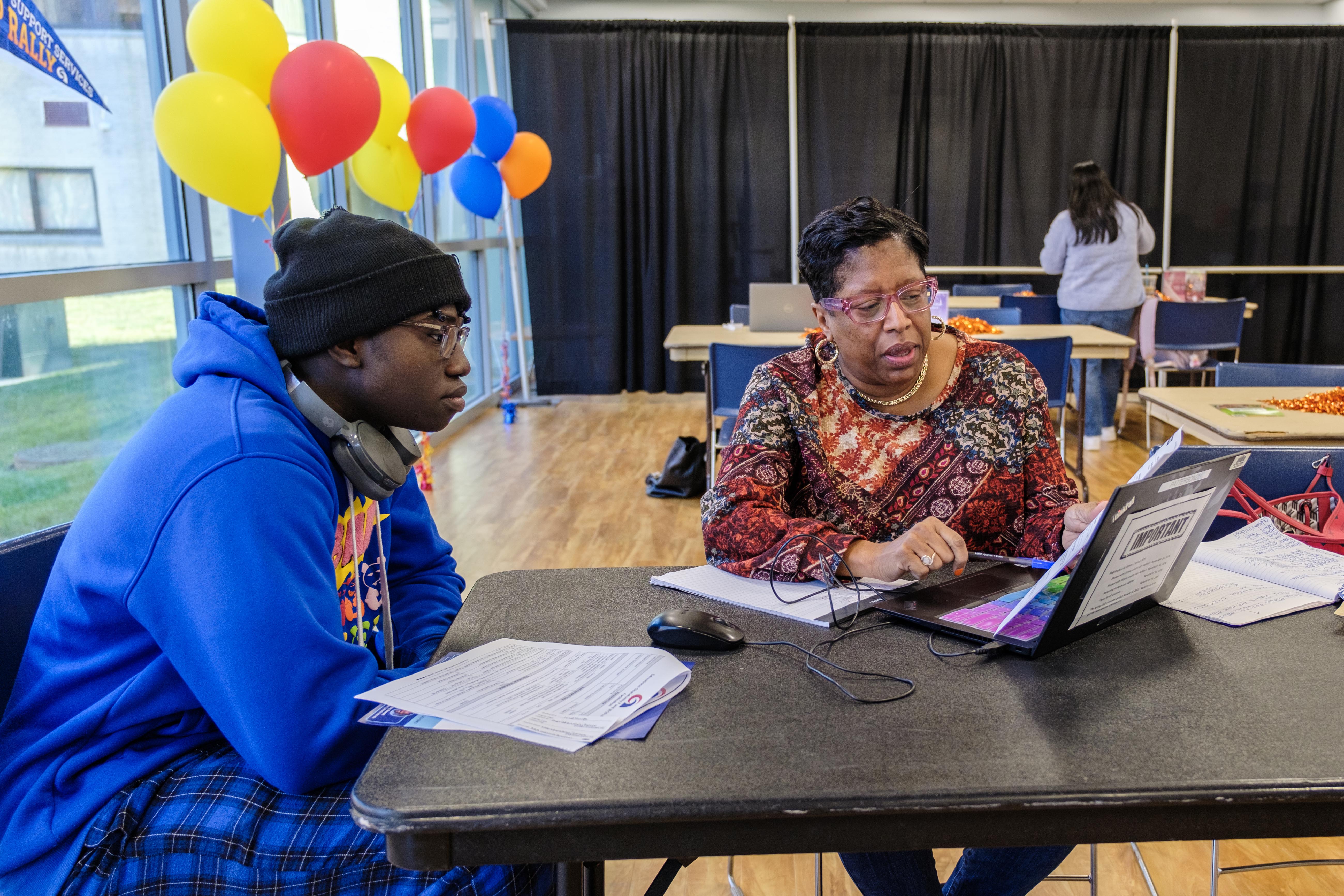 Student getting advising assistance