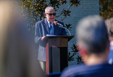 Arthur Wexler speaks at Dr. Kaplan's bench dedication ceremony